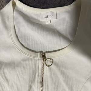 B&ouml;hme White Ribbed Half-Zip Long Sleeve Top with Ring Pull